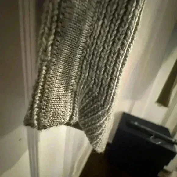 Lululemon women gray knit sweater thumb holes curved hem size 6 perfect! - Picture 8 of 15